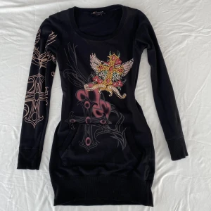 Ed hardy liknande klänning  - Såå kattig klänning från TSEGA, väldigt likt Ed Hardy/Christian Audiger. Älskar men behöver pengarna. Kan nog bäras som tröja oxå. Mycket bra skick. Modellen är 164 cm. Köps via Swish eller köp nu 💋