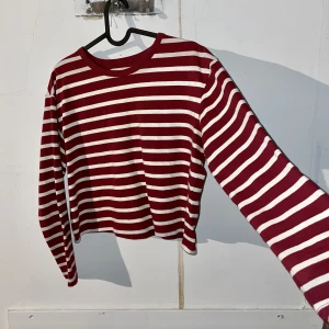 Randig tröja - Fin croppad tröja som knappt har blivit använd. Säljer för 30kr + frakt