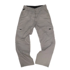 Cargobyxor beige  - Snygga beiga cargobyxor i mycket bra skick och ca storlek 30/32. Kan zippas upp under knäna och bli till långa shorts också. 