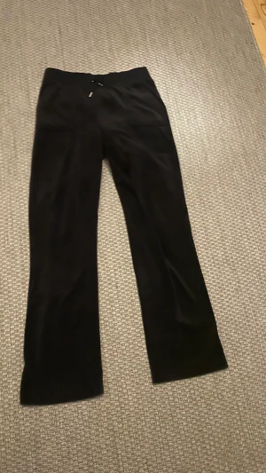 Juicy byxor  - Juicy coutore byxor som inte är särskilt använda (tvättade en gång). Storlek M och är lite långa på mig som är 161cm. Säjer då jag tror en storlek mindre passar mig bättre! Tveka in på att höra av er vid frågor!   Kan även tänka mig byta mot storlek S! 💕