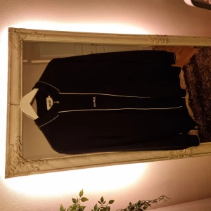 Palace - Bra skick och väldigt oanvänd, sitter som en medium fast är väldigt lång i längden.