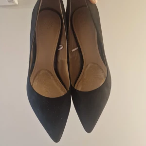 Svarta klackskor, pumps - Klackskor från H&M. Använt 2 ggr. Har inga defekter. 