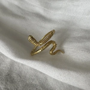 Guldpläterad ring från Glitter - Tappat lite plätering på baksidan av ringen men annars fint skick, går att ändra storlek på den.