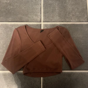 Brun topp - Jag har använt den en gång, kunde inte använda den mer för den blev för liten. Den har skön material och kan användas på sommaren och hösten.