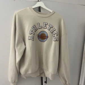 Tröja Gina Tricot - En beige tröja från Gina Tricot i storlek S. Skön material. Knappast använd. Köparen står för frakten.