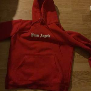 Palm angels hoodie bra skick oanvänd fått många komplimanger när jag har på mig denna hoodie😊köpt för 1300🙏😊passar både tjej och kille lite oversized Pris kan sänkas vid snabbaffär 