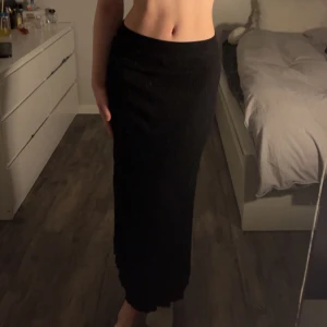 Midi/långkjol - Säljer denna jättefina kjol från Ginatricot då den inte kommer till användning (aldrig använd förut). Kom privat om ni har frågor<3 