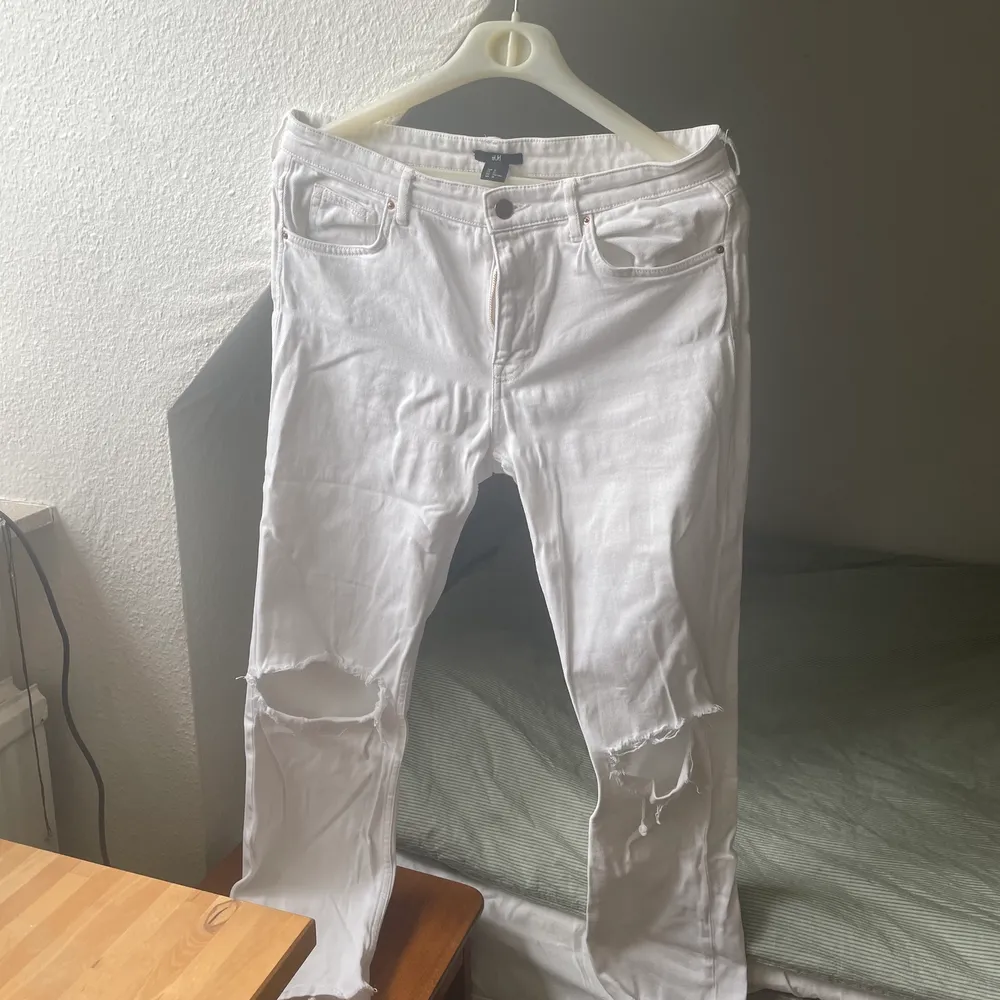 Vita H&M jeans med hål på knäna. Ursprungligen damjeans men jag har haft de så jag räknar de som unisex! Storlek 31!. Jeans & Byxor.