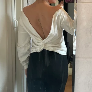 Vit öppen rygg topp Nelly  - Helt oanvänd topp från Nelly, storlek S! 