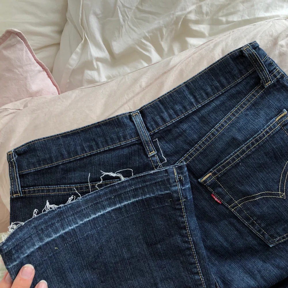 Ett par mörkblå (färgen syns bäst bild 1) bootcut jeans. Innerbenet är ca 80cm och nedtill ca 26cm vida. Gott skick! Skriv för fler bilder eller via frågor!. Jeans & Byxor.