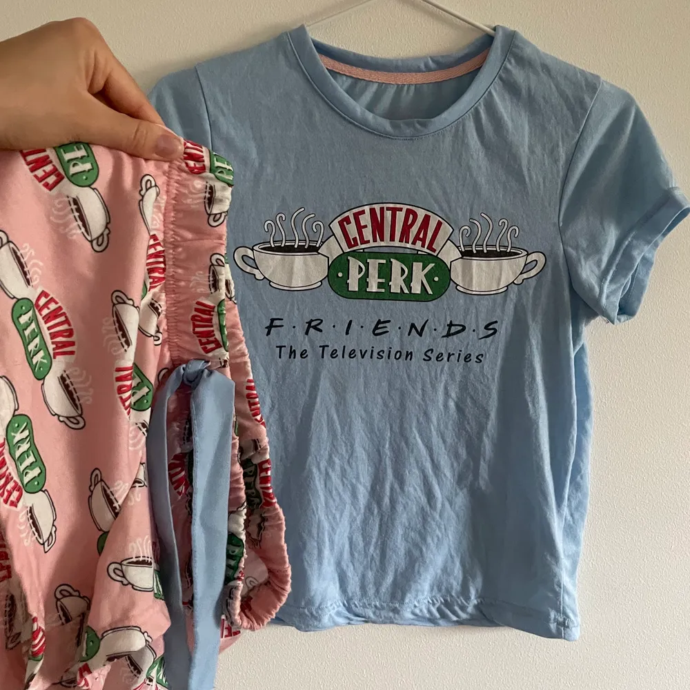 Så mysig pyjamas med Friends-tema. Köpt i London för 5 år sedan och har sedan dess legat i garderoben, så den förtjänar ett nytt hem!. Övrigt.