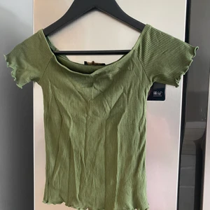 Toppar  - Säljer båda för 50 kr