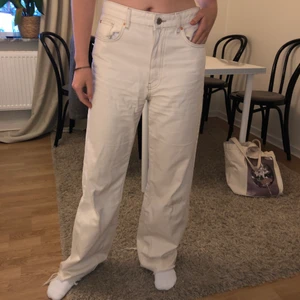 Vita jeans - Säljer dessa supersnygga vita jeansen från stradivarius. Dom är i bra skick utan fläckar. Skriv gärna för fler bilder eller vid frågor 🤗