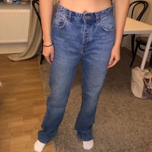 Raka jeans - Säljer dessa supersnygga jeansen från pull and bear. Dom är i rak modell med något högre midja. Dom är i bra skick utan fläckar eller slitningar. Skriv gärna för fler bilder eller vid frågor 😊