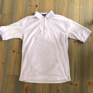 Frotté Piké  - Asfet piké från sweet sktbs i frotté liknande material med dragkedja. Tröjan är i storlek xxs men har en oversized passform som gör att den passar även mig som i vanliga fall har S/M. Säljes pga ej kommer till användning, pris kan diskuteras. I gott skick