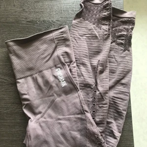Gymshark träningstights - Säljer mina träningstights från gymshark för jag inte använder dom längre! Jättesköna och i bra skick!😇 nypris: 549 kr Frakt: 66 kr Storlek S men passar en M också! 