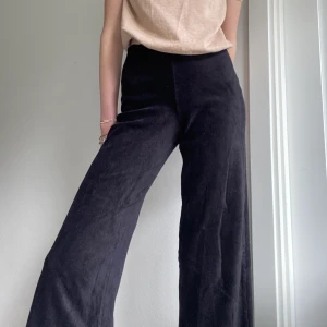 Mjukis byxor - Super sköna och snygga ribbade mjukisbyxor! Köparen står för frakten 66kr!💛📦