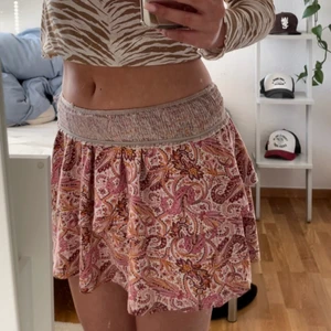 Rosa mönstrad kjol - Rosa mönstrad kjol från Gina tricot.