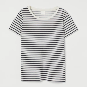 Basic T-shirt storlek S  - Sitter bra och är knappt använd! Den har bara legat i garderoben. 