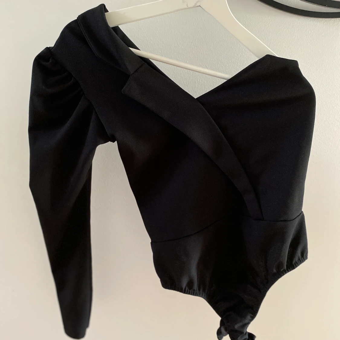 Svart body / en axlad