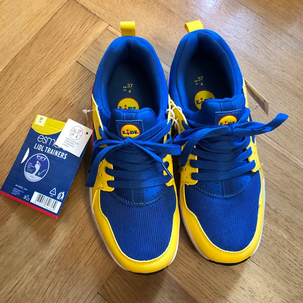 Ett par helt nya, svinballa sneakers från Lidl! 😄 Ser mest ut som balla ”Sverige skor”. . Skor.