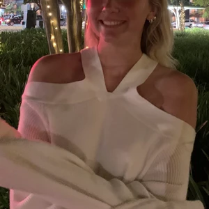 Tjocktröja strl m - Säljer denna snygga tröja som är köpt i usa strl m! Bara använd en gång och såååå trendig.