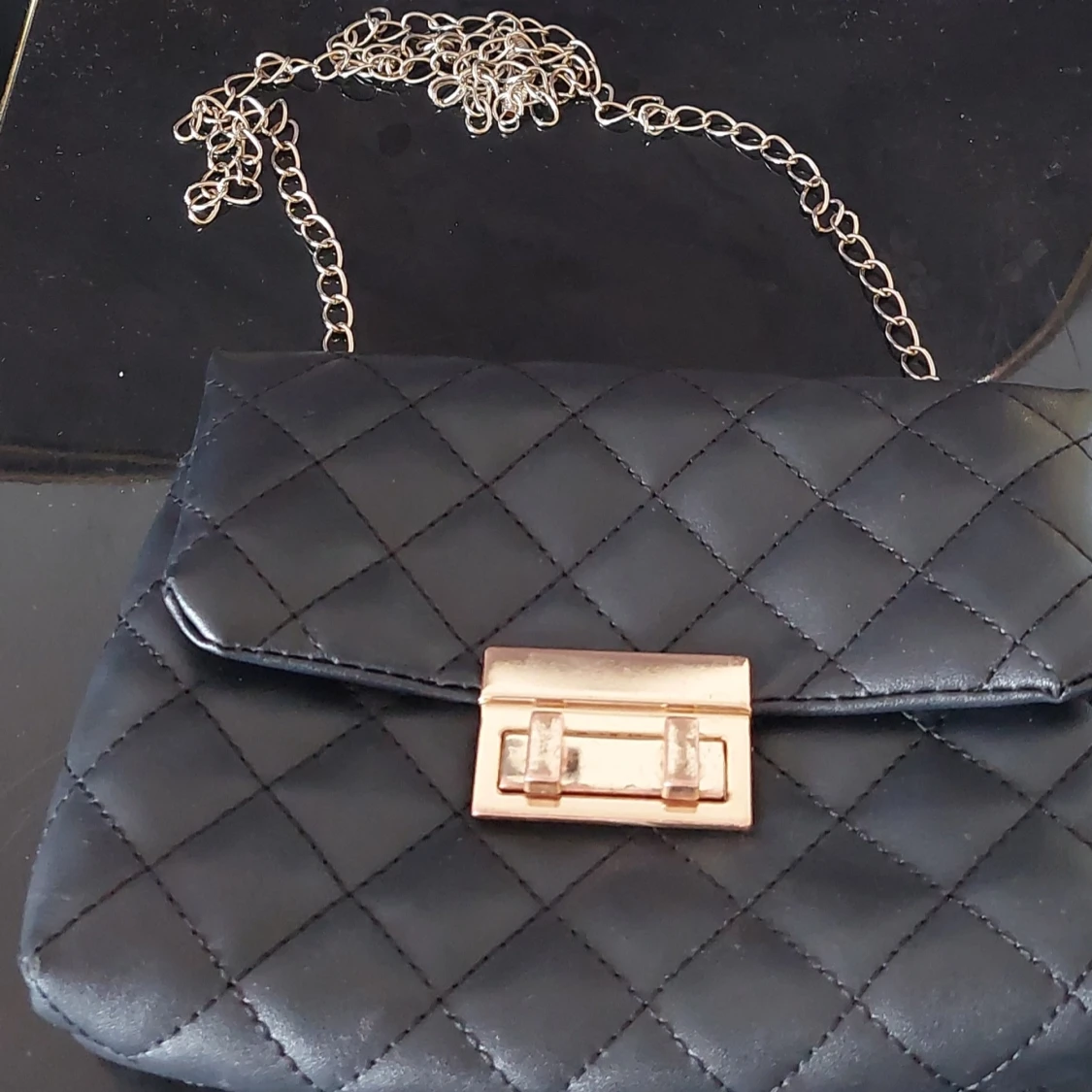 Svart axelväska med kedja - 90