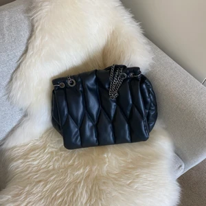 Svart zara väska i läder - Säljer denna svarta zara väska i läder. Supersnygg och rymlig väska i nyskick. För fler bilder kom privat. Frakt ingår inte, men priset kan diskuteras🎸🫶🏼 buda på