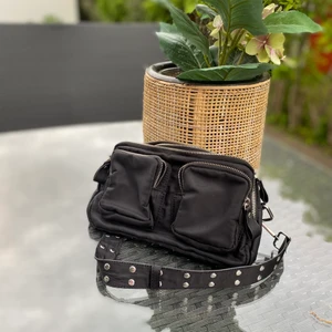 Svart väska -  Säljer nu denna jättefina väska som jag köpte på Gina Tricot för ca Ett halvår sedan! Den är använd men inte så att det syns alltså i väldigt fint skick. Materialet ser lite konstigt ut på första bilden men syns bättre på andra bilden❤️