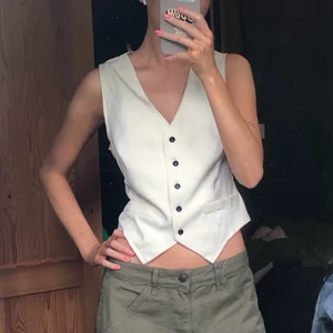 Vit kostymväst  - Jättefin och simpel vit kostymväst (mer ”off white”) köpt secondhand, storlekslapp fattas men skulle tippa på att den är en S, går enkelt att reglera baktill🥰 200kr + frakt