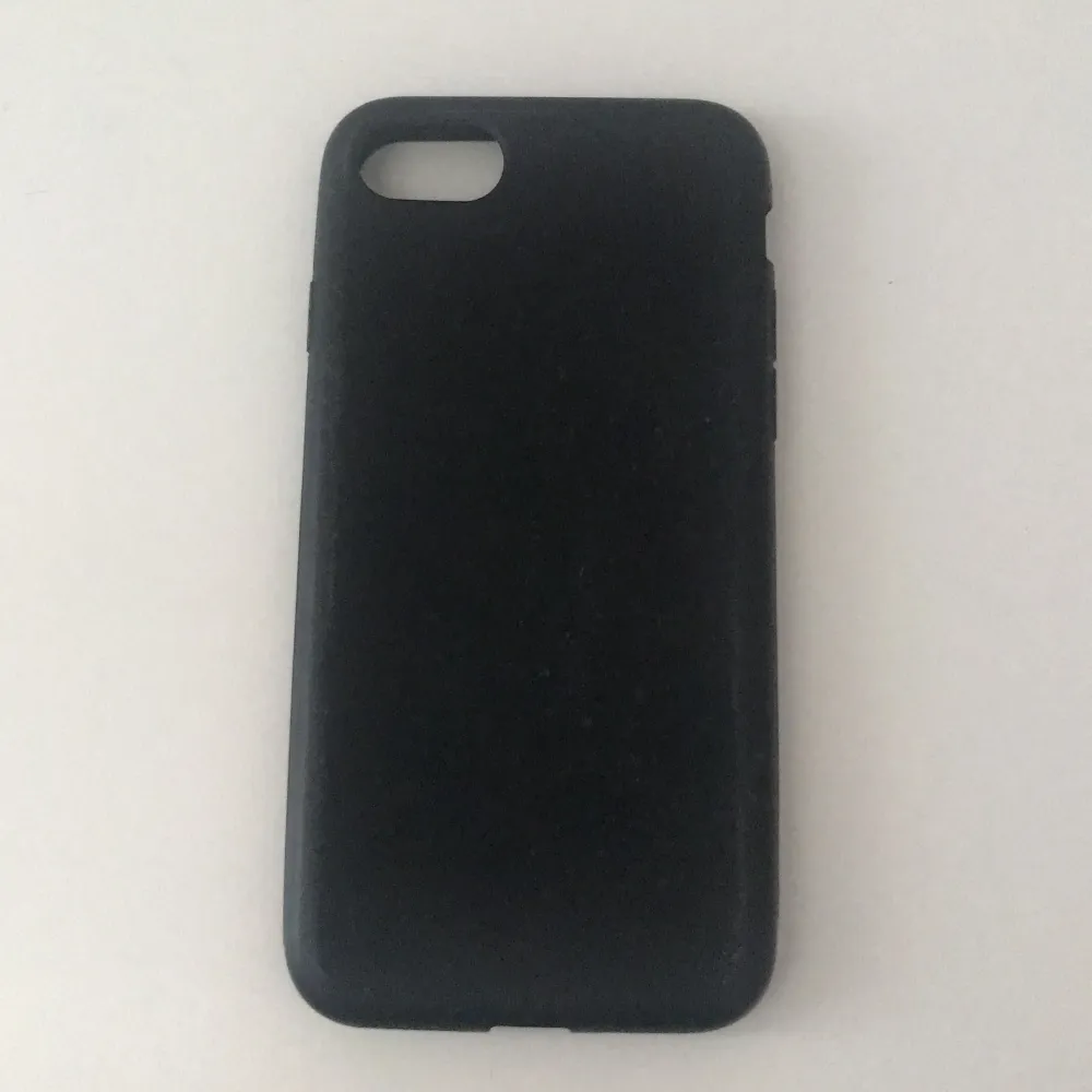 Ett skal till en iPhone 7. Skalet är svart och är i gummi. . Övrigt.