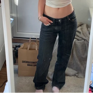 Lågmidjade jeans - Svarta ”arrow” jeans från weekday⚡️ Köparen står för frakt:)
