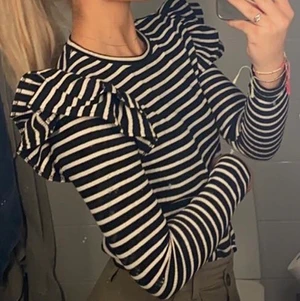 Randig långärmad tröja med volang - Tröjan köpte jag för inte så länge sen, tycker den är jättefin men tyvärr lite för liten på mig :/  300 kr ordinarie pris