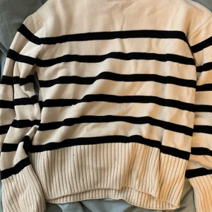 Stockholmstil tröja från Gina 💛🤎🤍 - Storlek S och jätte fint material. Buda eller hör av er om ni är intresserade 😍