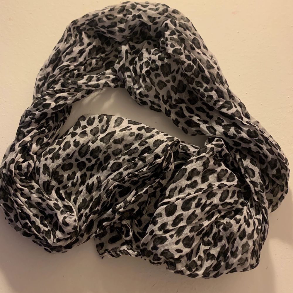 svart vit grå leopard scarf. Accessoarer.