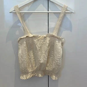 Söt topp från Zara - Säljer min superfina virkade topp från Zara. Använd ett fåtal gånger och nästan som ny. 