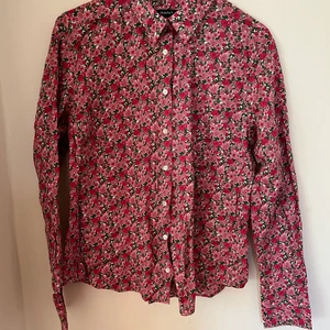 Gant blommig skjorta 42  - Blommig skjorta från Gant i storlek 43 
