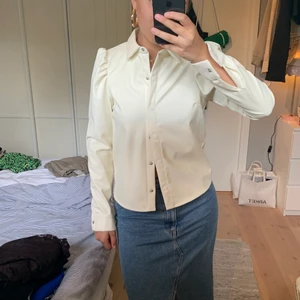 PU leather skjorta - Så snygg skjorta i vitt fake-läder med grymma detaljer!!! Tyvärrrrr lite liten för mig… därför måste jag nu sälja den. Men grattis till den person som lyckas knipa detta kap!😁👏🏼👑