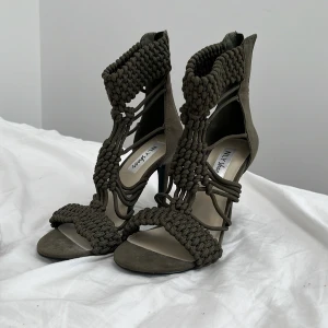 Super snygga klackskor  - Har använt dessa 1 gång i ca 20 minuter så dem är som helt nya.  Jag är VÄÄÄRDELÖS på att gå i klackskor så därför en kort stund med dem på 