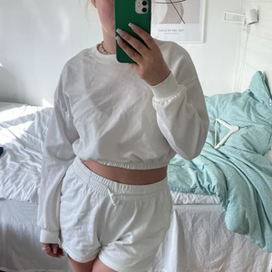 Vit sweatshirt  - Vitt sweatshirt från PULL&BEAR, köpt för ett tag sedan och är använd. Inga hål eller andra skavanker. Cropas med resor i midjan, tunn och skön till sommaren