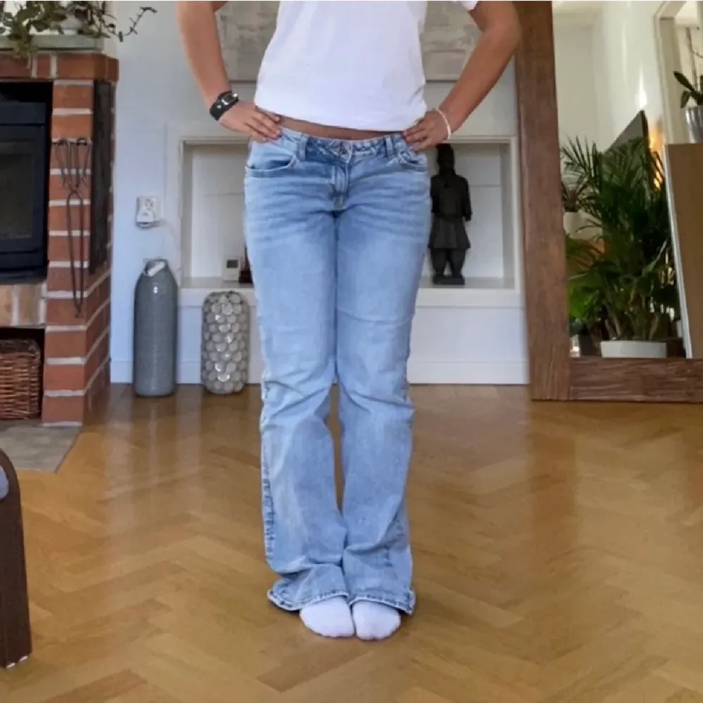 Säljer mina lågmidjade flare jeans från hm. Det är som helt nya och endast provade. Jeansen är i storlek 38 och är helt slutsålda på både hemsidan och i butik. Jag skulle säga att det sitter som 36-38. (Sista bilden är lånad av Linnea Alvan.). Jeans & Byxor.