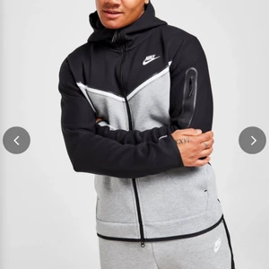 Grå/svart Nike tech fleece - Min knappt används techfleece säljer jag nu. Super bra skicka, inga defekter osv. Tröjan är stor i storleken. Passar både Xs,S och M