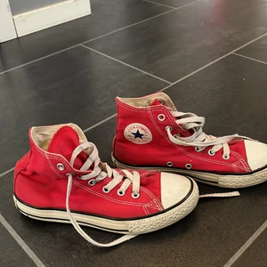 Röda Converse - Storlek 34 fin röd nu till sommaren priset är ink frakt💗