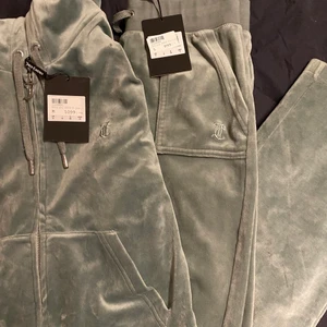 Juicy Couture - INTRESSEKOLL! Jag funderar på att sälja mitt Juicy Couture sett i färgen Chinois Green. Har köpte det från Raglady för 2100kr. Båda delarna är helt nya och har lapparna kvar. Har strlk M i tröjan och S i byxorna🥰🥰