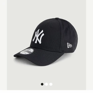 NEW YORKER yankees keps - Säljer pga att den aldrig används, säljs 60kr nypris 249, vill helst få såld så fort som möjligt.