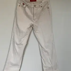 Manchester ish jeans/byxor med röda detaljer, köpta secondhand men jag har ej andvändning av dom!! Skriv för mer frågor💕(vet inte storlek så skriv privat för mått)