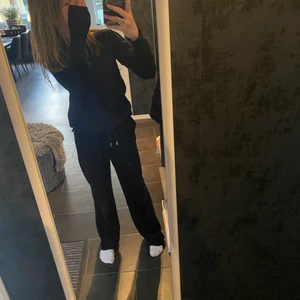 Juicy couture byxor - Jag säljer nu mina svarta juicy couture byxor i strlk XS!!!💖💖 Jag säljer dom då dom inte kommer till användning längre och är för långa!!!💖 ny pris:1000kr