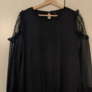 Blouse - Mjuk sommar blouse. Köparen står för frakt annars kan jag träffas och hända den utan kostnad om ni är i Stockholm.