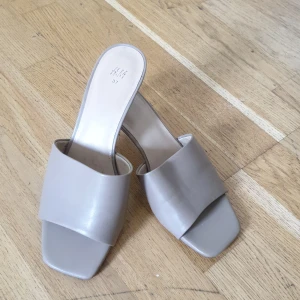 Nude/beige klackar👡 - Nude/ beige klackar /sandaletter använd fåtal gånger. Storlek 37, verkliga färgen är som på första bilden (lånad bild). Har även svarta till försäljningen i min profil. Frakt tillkommer 