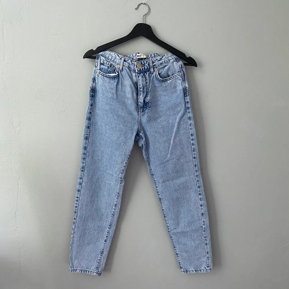 Blåa Jeans från Ginatricot, ankellånga, storlek 34🤍  - Frakt tillkommer om plagget behöver postas -. Jeans & Byxor.